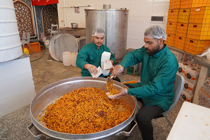 پذیرایی از زائران اربعین حسینی در حرم حضرت معصومه (س)
