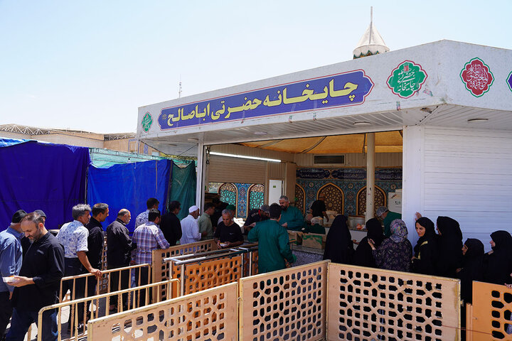 پذیرایی از زائران اربعین حسینی در حرم حضرت معصومه (س)