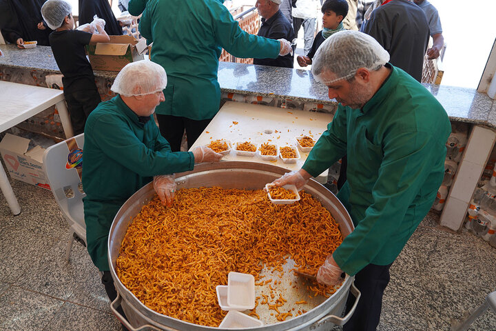 پذیرایی از زائران اربعین حسینی در حرم حضرت معصومه (س)