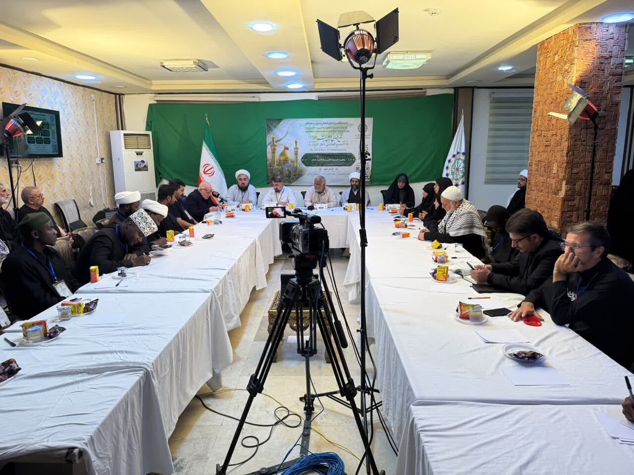نشست بین‌المللی «جاذبه‌های مکتب حسینی برای آزادگان جهان» در کربلا برگزار شد + تصاویر