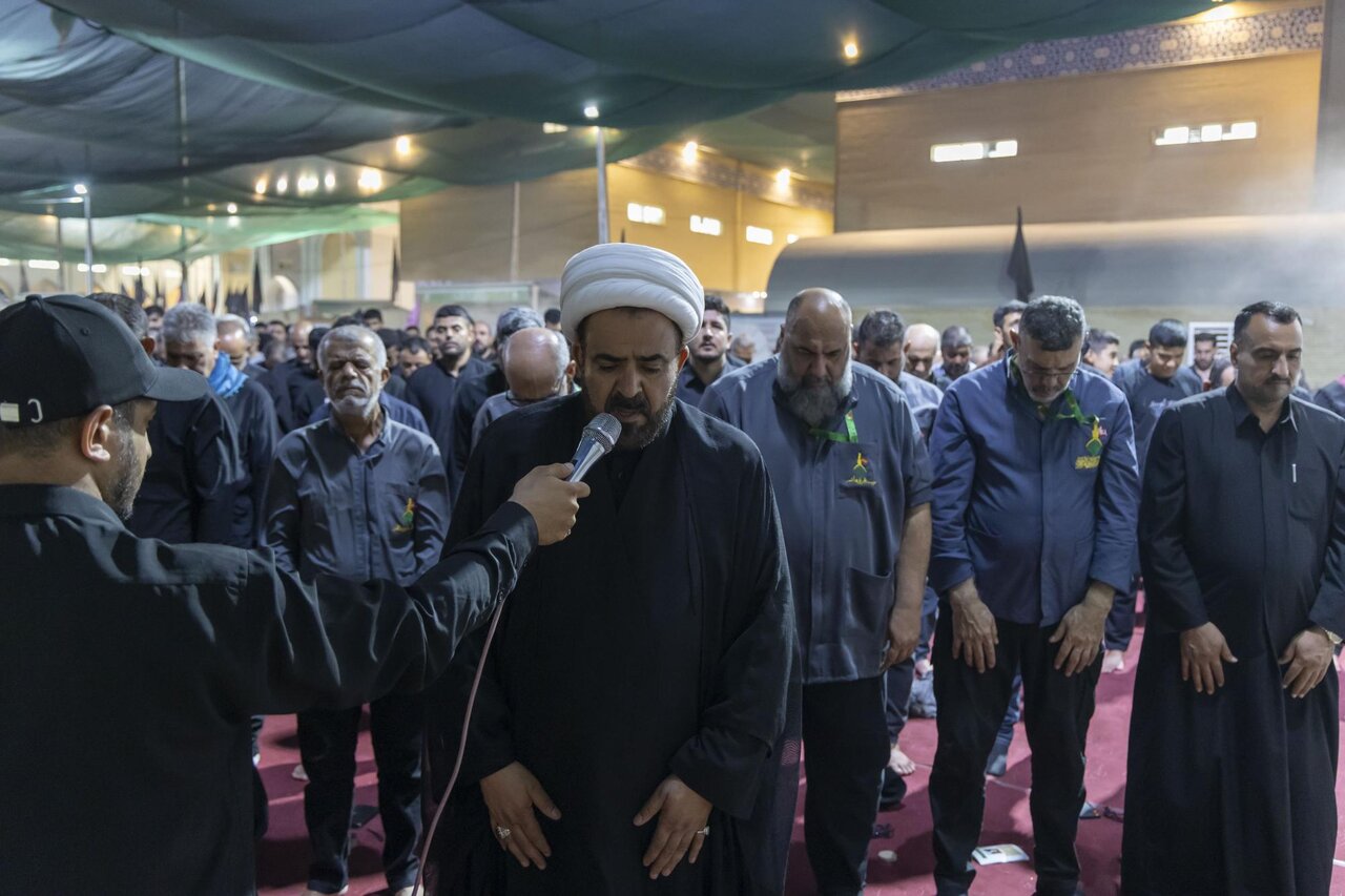 Arbaeen Visitors Gather for Evening Prayers Daily at Al-Abbas Complex (+Photos)
