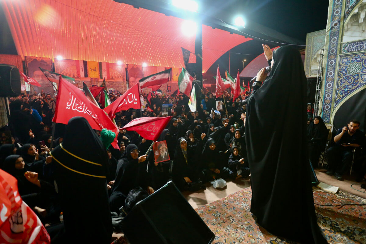 ابراز انزجار زائران اربعین حسینی از مستکبرین عالم در عمود ۱۰۸۰ طریق الحسین(ع)