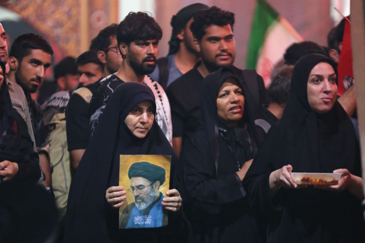ابراز انزجار زائران اربعین حسینی از مستکبرین عالم در عمود ۱۰۸۰ طریق الحسین(ع)