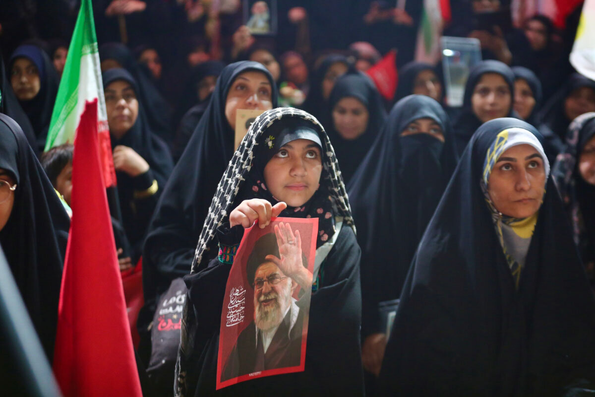 ابراز انزجار زائران اربعین حسینی از مستکبرین عالم در عمود ۱۰۸۰ طریق الحسین(ع)