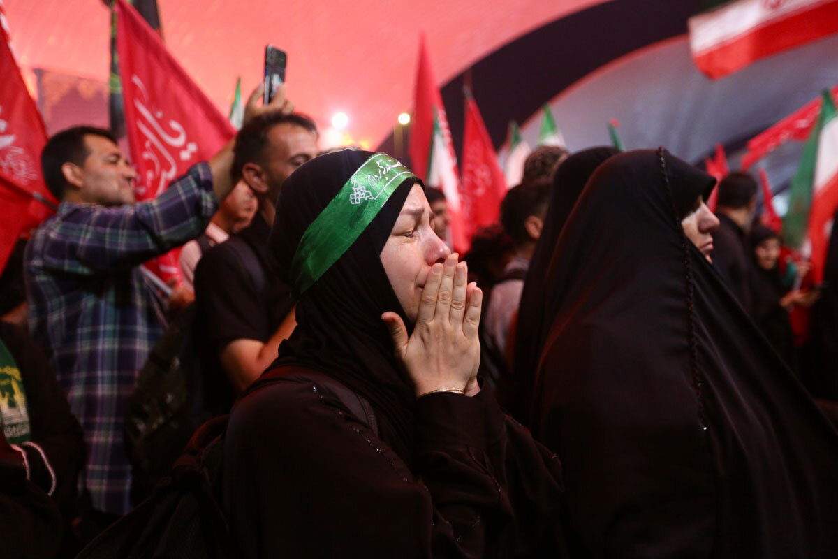 ابراز انزجار زائران اربعین حسینی از مستکبرین عالم در عمود ۱۰۸۰ طریق الحسین(ع)
