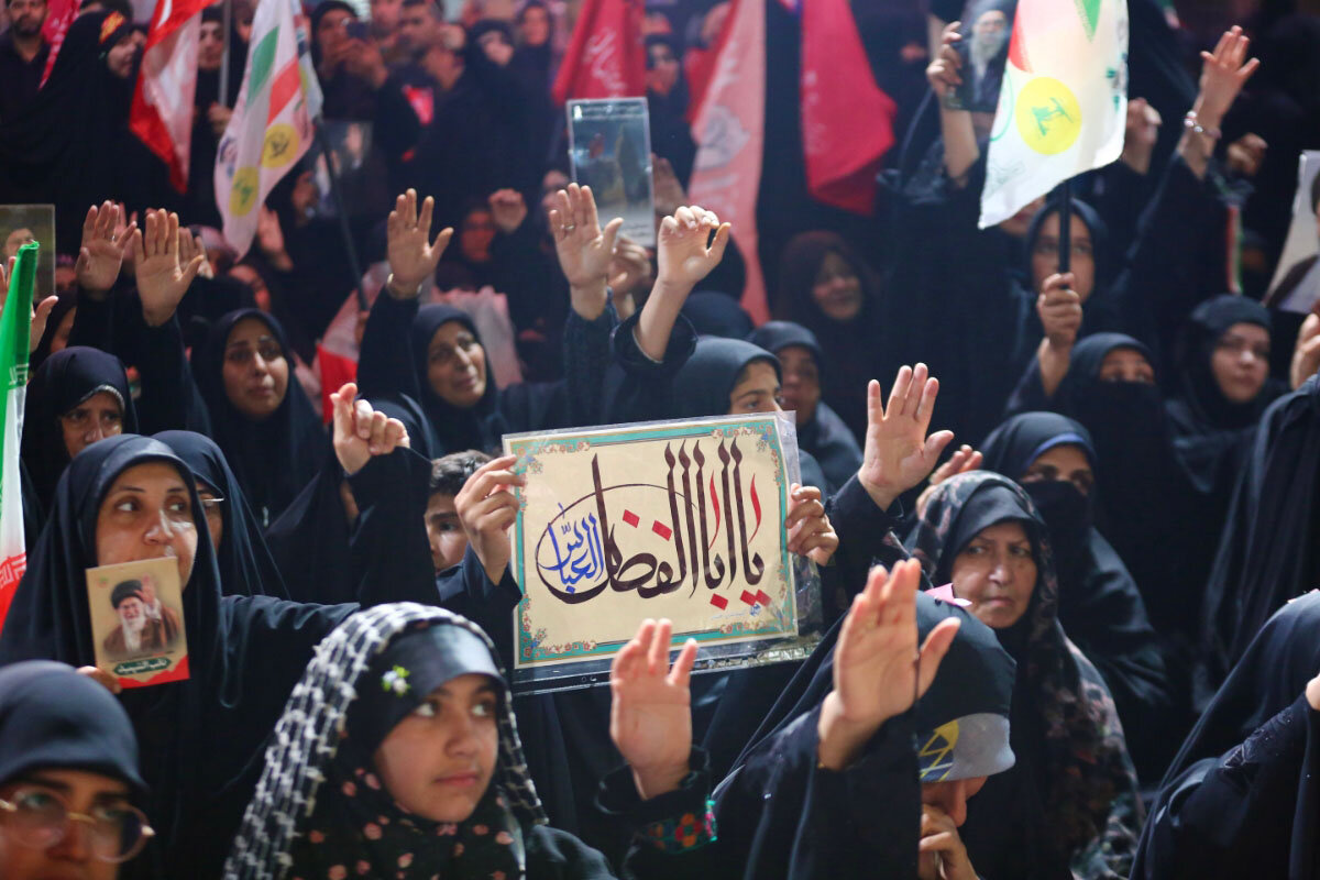 ابراز انزجار زائران اربعین حسینی از مستکبرین عالم در عمود ۱۰۸۰ طریق الحسین(ع)