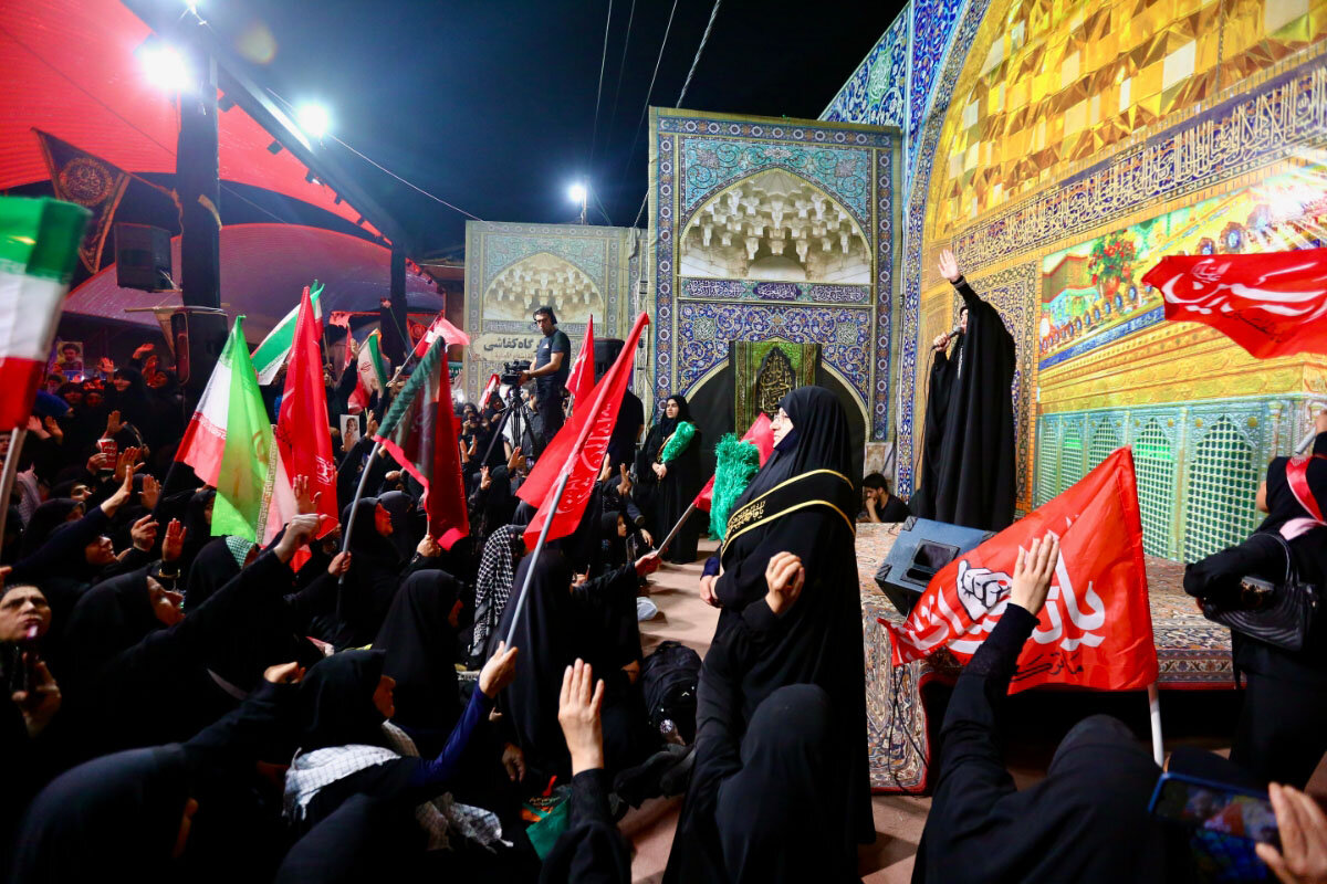 ابراز انزجار زائران اربعین حسینی از مستکبرین عالم در عمود ۱۰۸۰ طریق الحسین(ع)