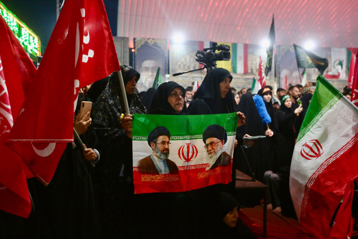 ابراز انزجار زائران اربعین حسینی از مستکبرین عالم در عمود ۱۰۸۰ طریق الحسین(ع)