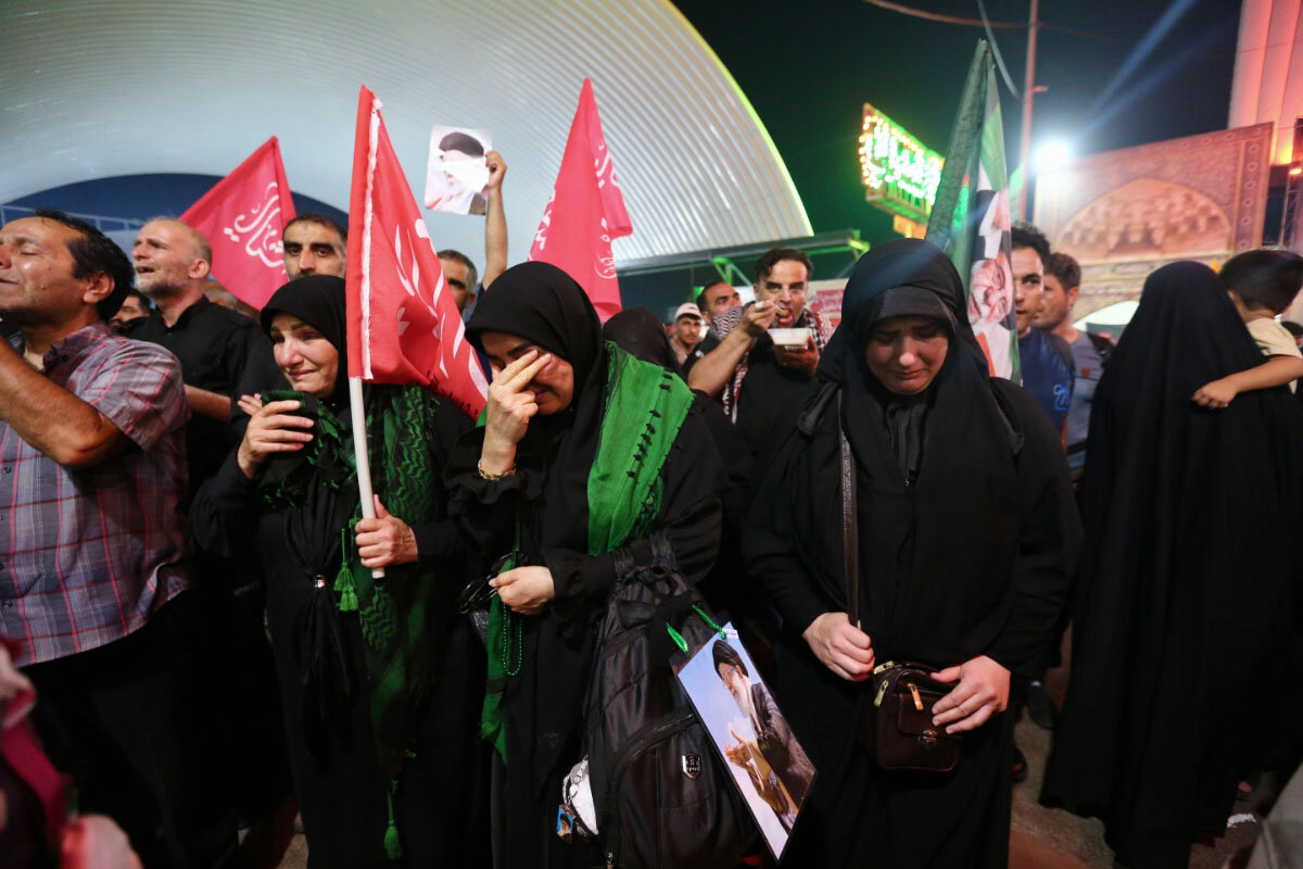 ابراز انزجار زائران اربعین حسینی از مستکبرین عالم در عمود ۱۰۸۰ طریق الحسین(ع)