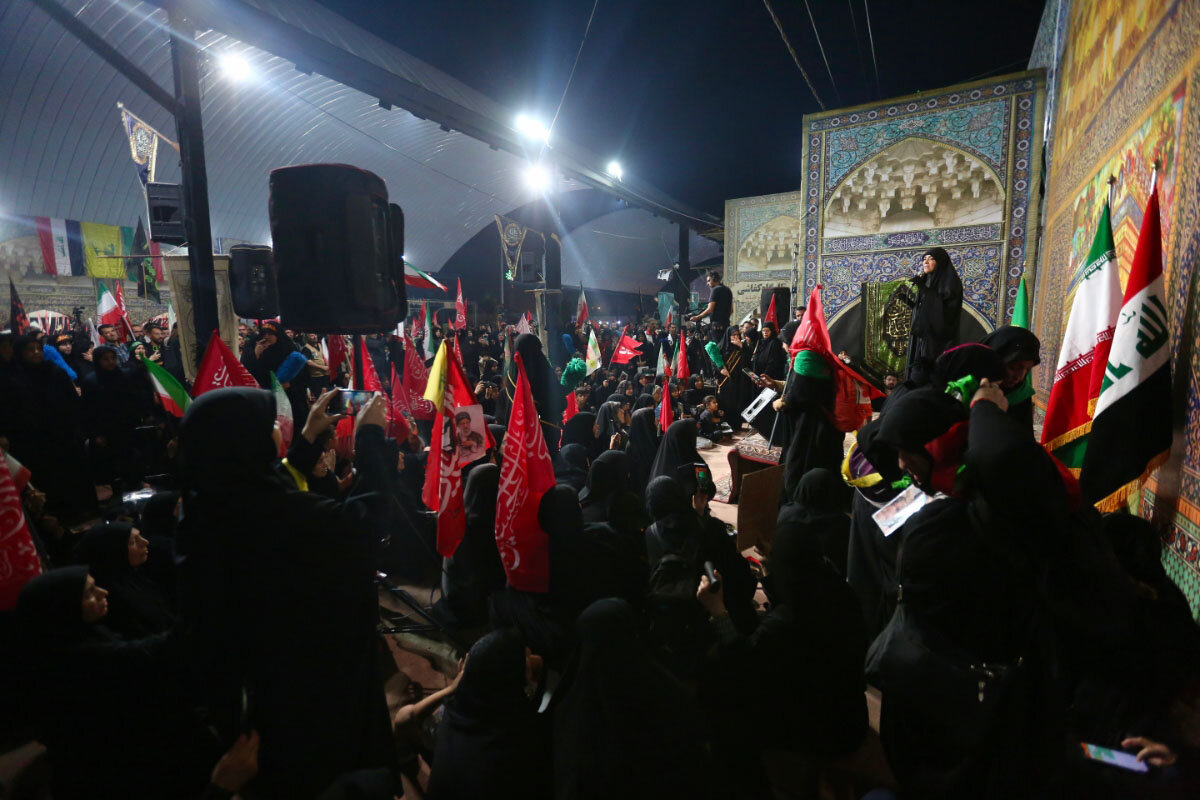 ابراز انزجار زائران اربعین حسینی از مستکبرین عالم در عمود ۱۰۸۰ طریق الحسین(ع)