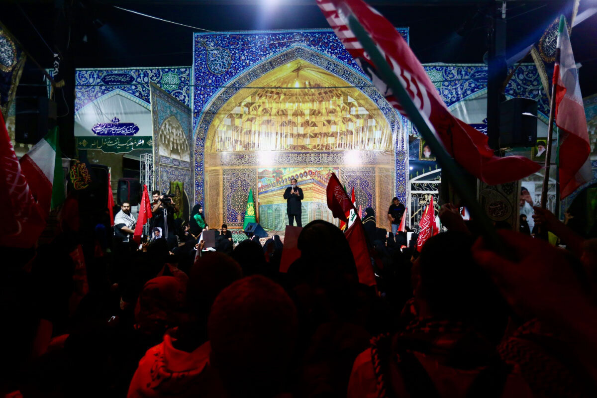 ابراز انزجار زائران اربعین حسینی از مستکبرین عالم در عمود ۱۰۸۰ طریق الحسین(ع)