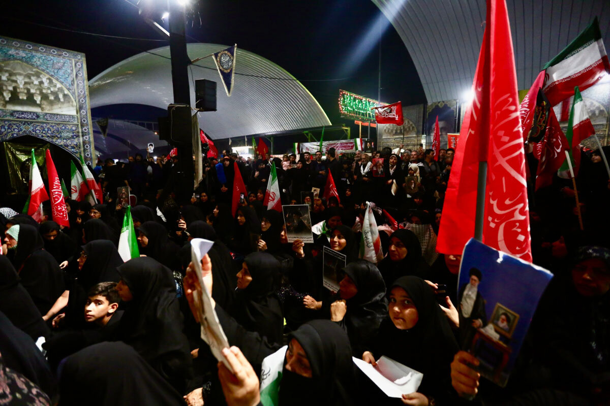 ابراز انزجار زائران اربعین حسینی از مستکبرین عالم در عمود ۱۰۸۰ طریق الحسین(ع)