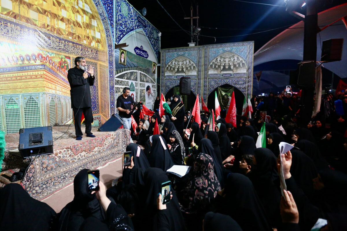 ابراز انزجار زائران اربعین حسینی از مستکبرین عالم در عمود ۱۰۸۰ طریق الحسین(ع)