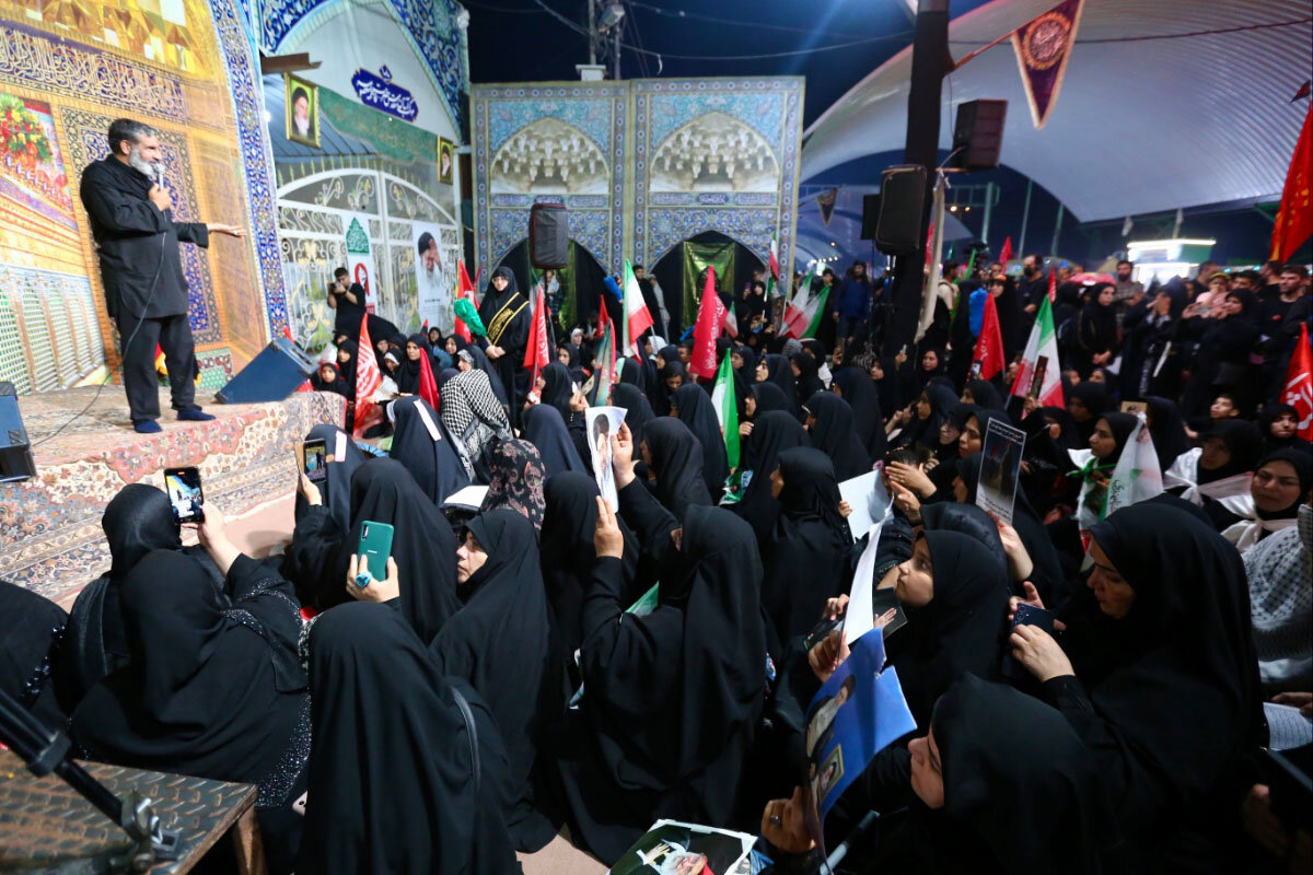ابراز انزجار زائران اربعین حسینی از مستکبرین عالم در عمود ۱۰۸۰ طریق الحسین(ع)