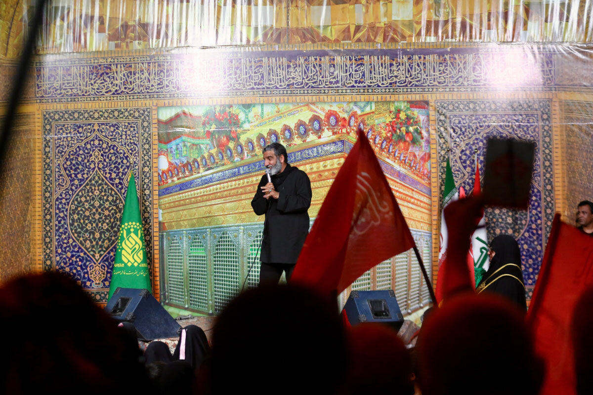 ابراز انزجار زائران اربعین حسینی از مستکبرین عالم در عمود ۱۰۸۰ طریق الحسین(ع)