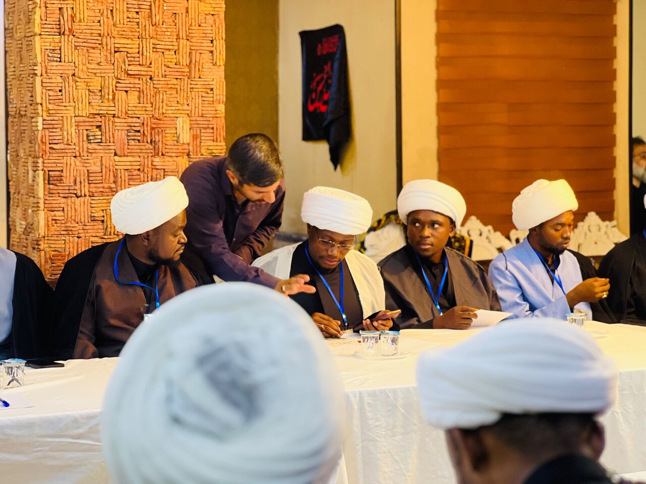 Wanafunzi wa Afrika Wanaosoma Nchini Iraq Wakutana na Ayatollah Ramezani Kujadili Uenezi wa Mafundisho ya Uislamu Barani Afrika +Picha