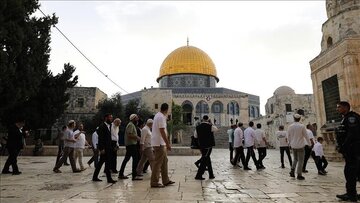 Dozens of extremist settlers defile Aqsa Mosque