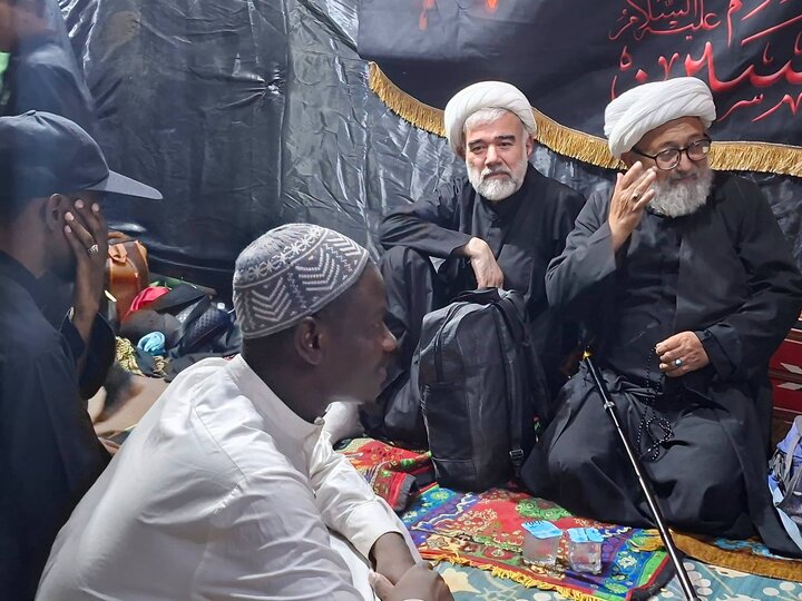 تقرير مصور/ وكيل الإمام الشهيد السيد الخامنئي (ره) يزور موكبا للشيخ زاكزاكي في كربلاء المقدسة