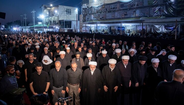 تقرير مصور/ برعاية العتبات المقدسة في كربلاء.. مشروع التبليغ الحوزوي يقيم صلاة الجماعة الممتدة على طريق كربلاء - النجف