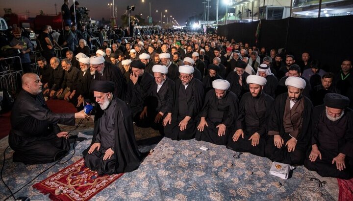 تقرير مصور/ برعاية العتبات المقدسة في كربلاء.. مشروع التبليغ الحوزوي يقيم صلاة الجماعة الممتدة على طريق كربلاء - النجف