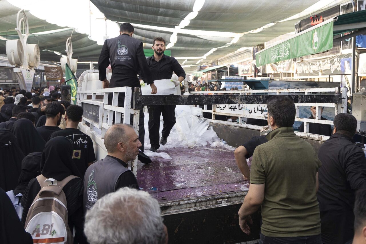 With increasing number of visitors; Al-Abbas Shrine prepares service processions with ice blocks (+Photos)