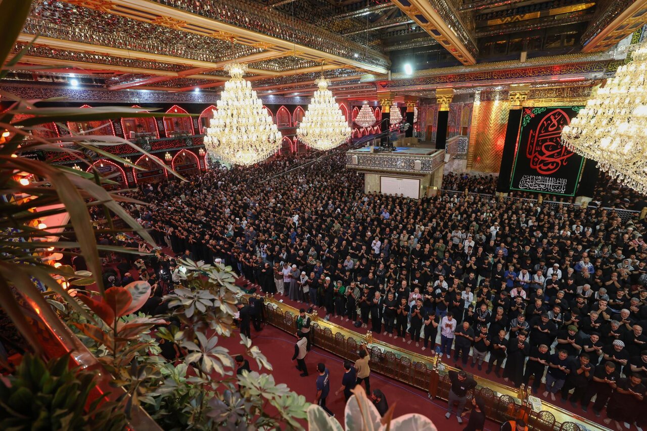 Holding congregational prayers at shrine of Aba al-Fadl al-Abbas during Arbaeen pilgrimage (+Photos)