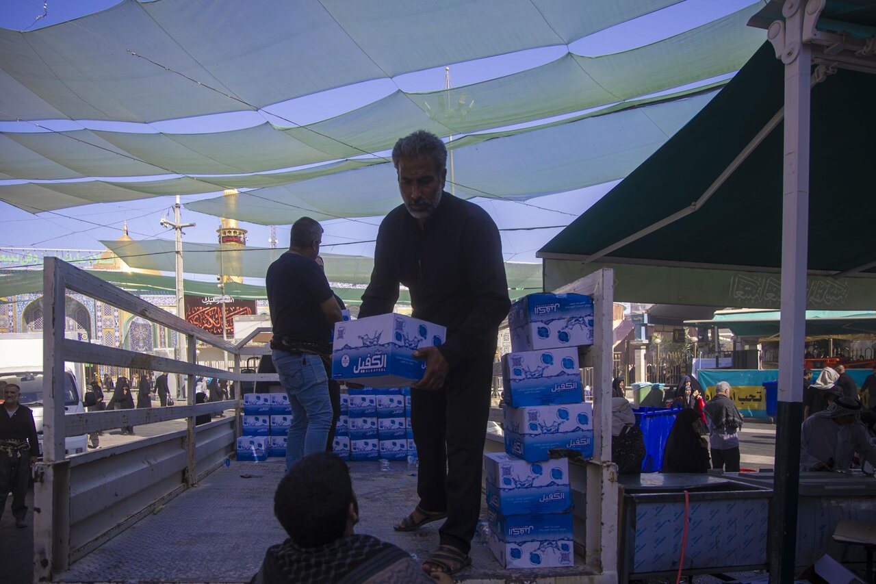Bayn Al-Haramayn Department supplies its service processions with 35,000 boxes of drinking water during Arbaeen