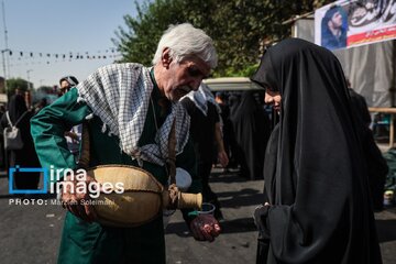 Maelfu washiriki maandamano ya Arubaini ya Imam Hussein (as) katika Uwanja wa Imam Hussein mjini Tehran +Picha