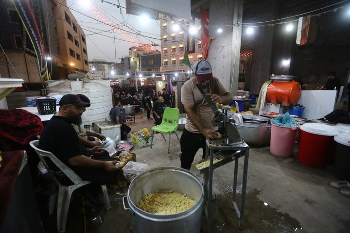 تقرير مصور/ موكب الكرد الفيلية يخدم الزوار في مدينة الإمام الحسين(ع)