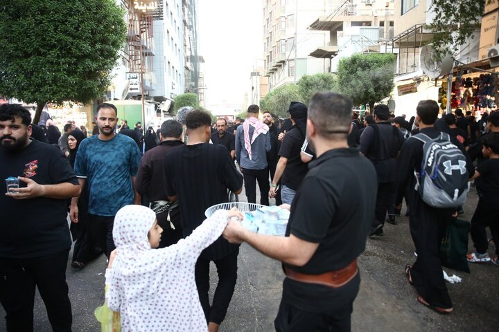 تقرير مصور/ مواكب الخدمة الحسينية تقدم افضل الخدمات لزوار الأربعين في كربلاء المقدسة