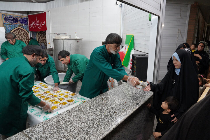 پذیرایی از زائران اربعین اباعبدالله الحسین(ع) در حرم بانوی کرامت