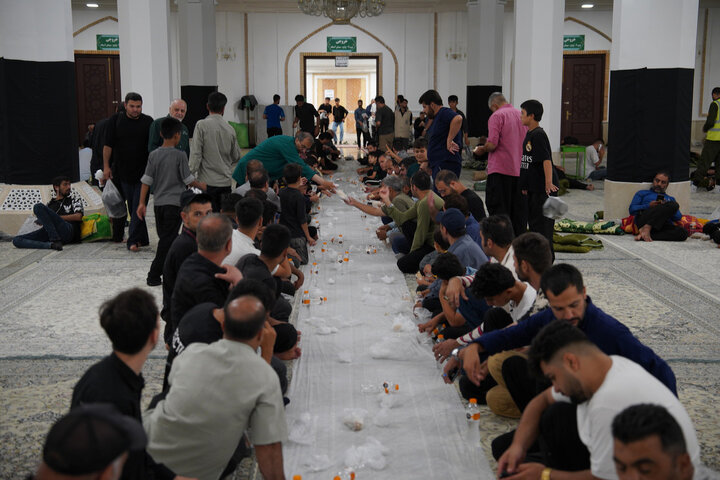 پذیرایی از زائران اربعین اباعبدالله الحسین(ع) در حرم بانوی کرامت