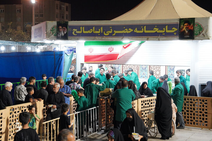 پذیرایی از زائران اربعین اباعبدالله الحسین(ع) در حرم بانوی کرامت