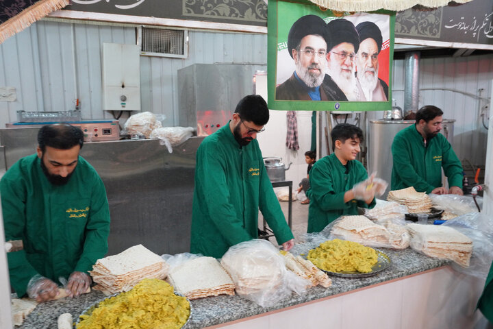 پذیرایی از زائران اربعین اباعبدالله الحسین(ع) در حرم بانوی کرامت