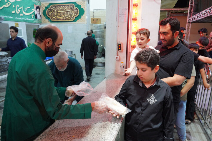 پذیرایی از زائران اربعین اباعبدالله الحسین(ع) در حرم بانوی کرامت