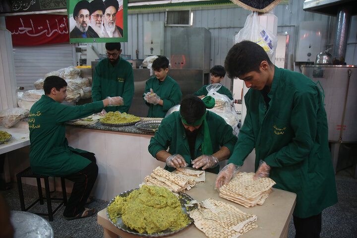پذیرایی از زائران اربعین اباعبدالله الحسین(ع) در حرم بانوی کرامت