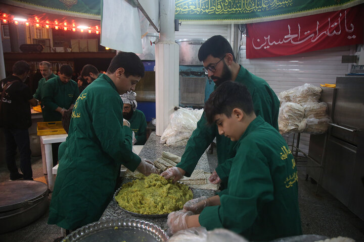 پذیرایی از زائران اربعین اباعبدالله الحسین(ع) در حرم بانوی کرامت