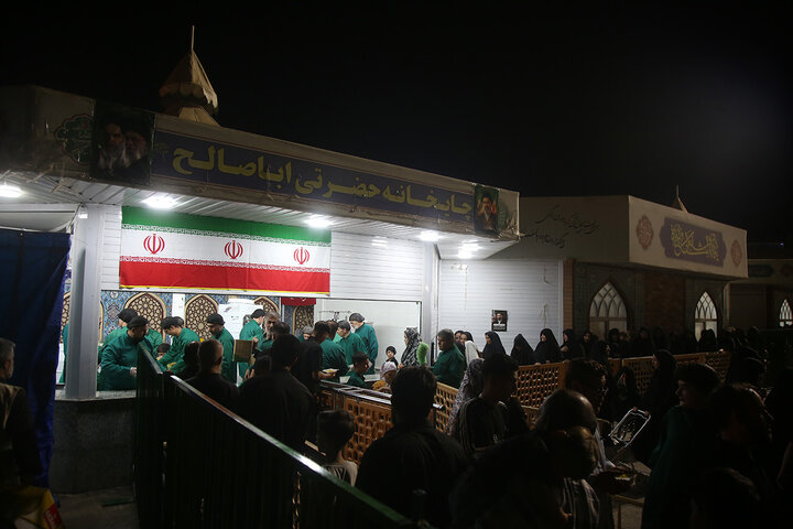 پذیرایی از زائران اربعین اباعبدالله الحسین(ع) در حرم بانوی کرامت