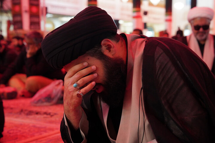 عزاداری زائران حرم کریمه اهل بیت(ع) در شب اربعین سرور و سالار شهیدان