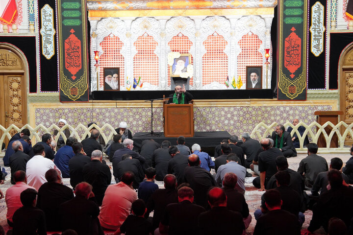 عزاداری زائران حرم کریمه اهل بیت(ع) در شب اربعین سرور و سالار شهیدان