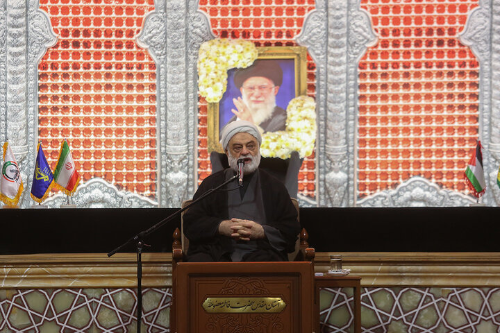 عزاداری زائران حرم کریمه اهل بیت(ع) در شب اربعین سرور و سالار شهیدان