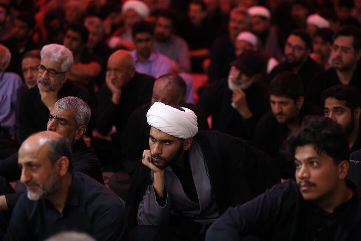 عزاداری زائران حرم کریمه اهل بیت(ع) در شب اربعین سرور و سالار شهیدان