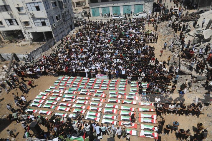 Informe fotográfico | Sepultan en Gaza los cuerpos de 112 mártires