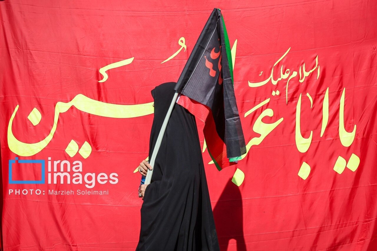 Maelfu washiriki maandamano ya Arubaini ya Imam Hussein (as) katika Uwanja wa Imam Hussein mjini Tehran +Picha