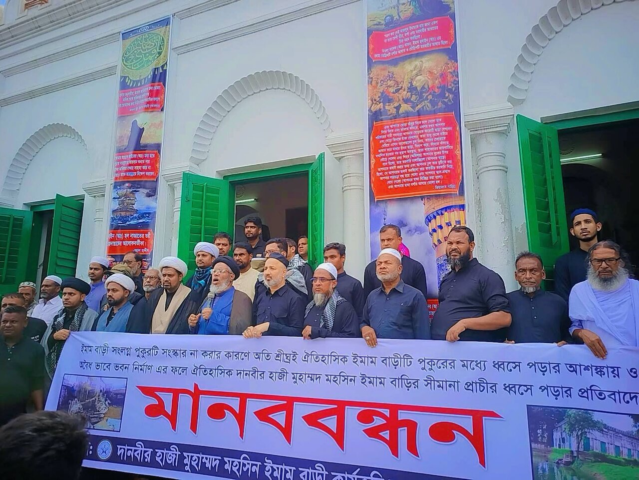 যশোরে ঐতিহাসিক মুড়লী ইমাম বাড়ী পুনঃনির্মাণ ও দখলমুক্ত করার দাবিতে মানববন্ধন+ছবি।