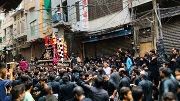 تصویری خبر|| لاہور کے دہلی گیٹ میں امام بارگاہ حویلی علیف شاہ سے اربعین کا جلوس برآمد