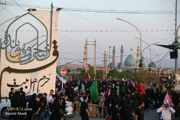 Paglalakad ng mga naiwan sa Arba'een ng Husayni sa Qom.