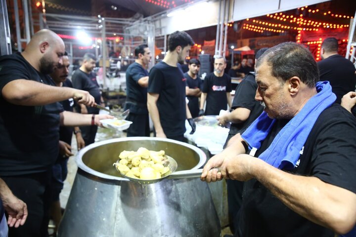 تقرير مصور/ موكب حسيني جاء من لندن ليخدم زوار الأربعين في كربلاء
