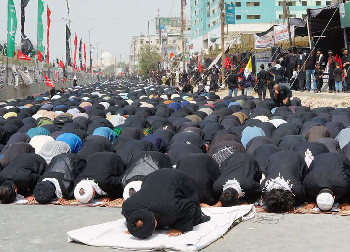 گزارش تصویری/ نماز ظهر اربعین در کراچی پاکستان