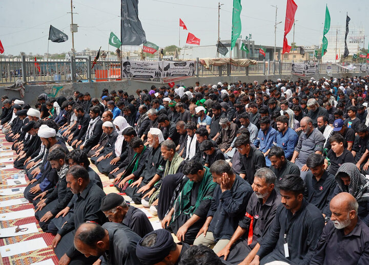 گزارش تصویری/ نماز ظهر اربعین در کراچی پاکستان